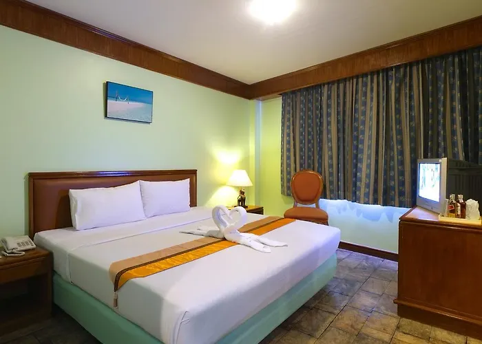 Silom Avenue 3*