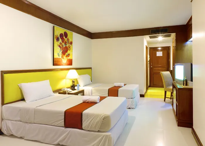 Silom Avenue 3*